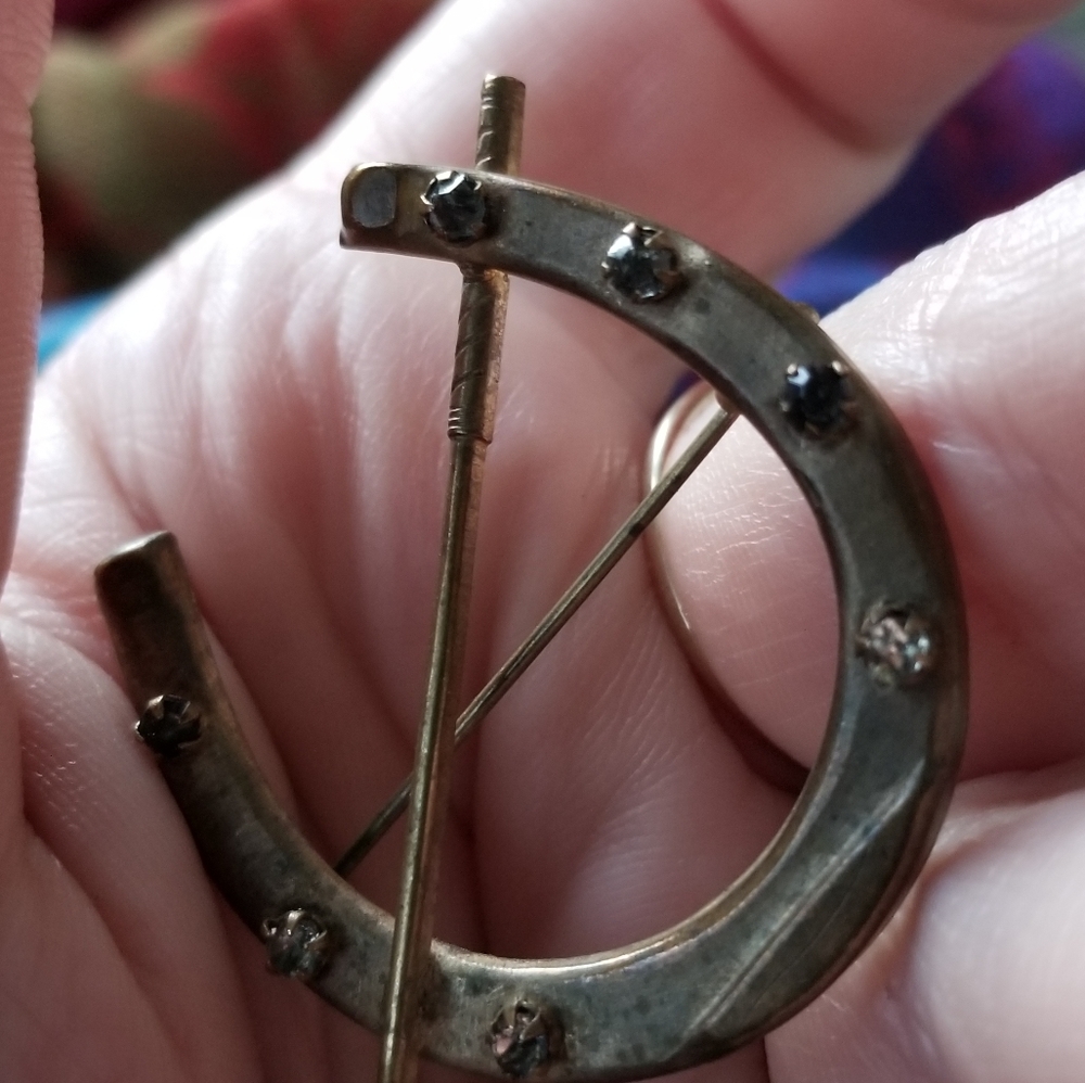 Relisted - Antique horseshoe brooch dark bronze gold ton Victorian Edwardian pin - Picture 9 of 10
